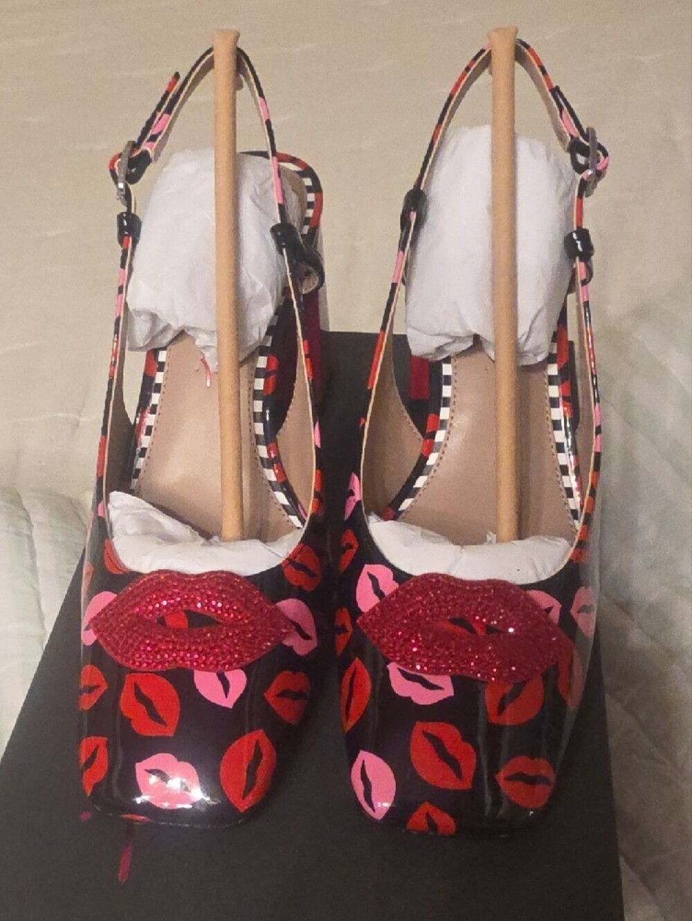 Betsey Johnson ASHHLEY Multi Lips Black Slingback Pumps Red and Pink Lips Size 8 - Picture 6 of 14